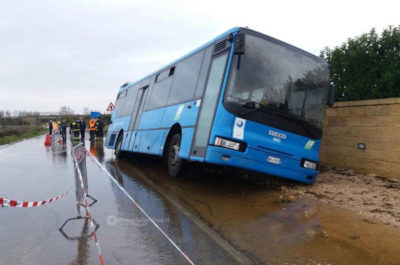 Cede l'asfalto e il pullman carico di studenti finisce fuori strada, tragedia sfiorata - Corriere Salentino