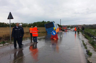 Cede l'asfalto e il pullman carico di studenti finisce fuori strada, tragedia sfiorata - Corriere Salentino