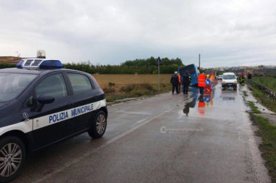 Cede l'asfalto e il pullman carico di studenti finisce fuori strada, tragedia sfiorata - Corriere Salentino