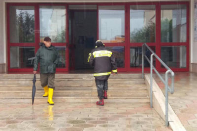 Cadono calcinacci nell'aula della scuola elementare: studenti evacuati, verifiche in corso - Corriere Salentino