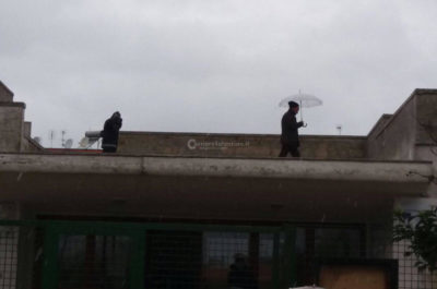 Cadono calcinacci nell'aula della scuola elementare: studenti evacuati, verifiche in corso - Corriere Salentino