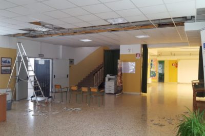 Crolli ed infiltrazioni nella scuola primaria "Aldo Moro" di Ugento. A rischio alunni e personale - Corriere Salentino