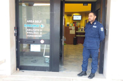 Entrano in banca e fanno saltare in aria il Bancomat, furto nella notte a Melissano - Corriere Salentino