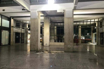 Paura sotto la Galleria Mazzini, a causa della pioggia si stacca un pannello di tre metri: pericolo elevato, ma nessun ferito - Corriere Salentino
