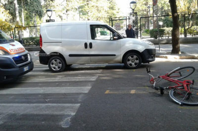 Investito sulle strisce pedonali nei pressi della villa di Lecce, paura per un ciclista - Corriere Salentino