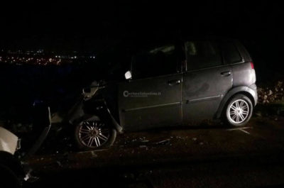 Dopo lo schianto frontale, sfonda il muretto e rischia di precipitare dal tornante: tragedia sfiorata - Corriere Salentino