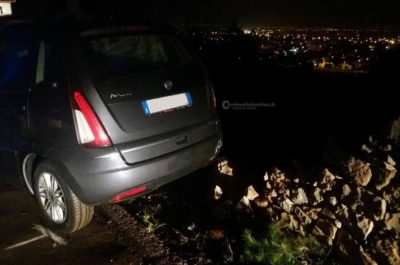 Dopo lo schianto frontale, sfonda il muretto e rischia di precipitare dal tornante: tragedia sfiorata - Corriere Salentino