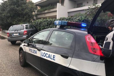 Suv si schianta contro muro e cancello di un'abitazione, paura su viale Rossini - Corriere Salentino