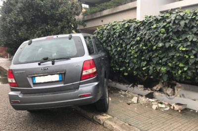 Suv si schianta contro muro e cancello di un'abitazione, paura su viale Rossini - Corriere Salentino