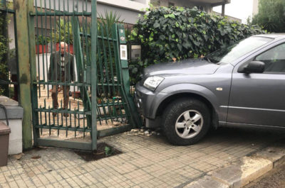 Suv si schianta contro muro e cancello di un'abitazione, paura su viale Rossini - Corriere Salentino