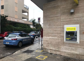 Irrompe con taglierino in pugno nell’ufficio postale: rapinatore solitario via con il bottino