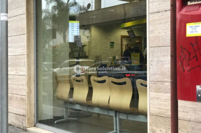 Ancora una rapina: bandito solitario assalta l'ufficio postale di via Croce e fugge con mille e 500 euro - Corriere Salentino