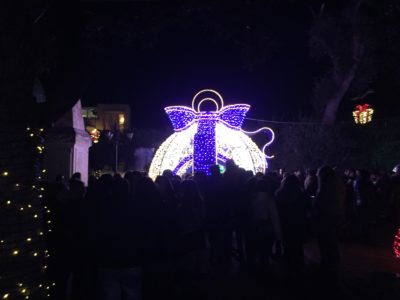 La magia delle luci a Scorrano incanta un fiume di gente: l'apertura dei riti natalizi è stata un successo - Corriere Salentino