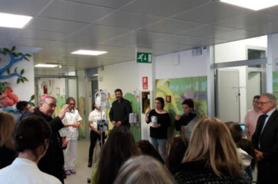 L’arcivescovo Michele Seccia in visita al “Fazzi”: l’abbraccio con i piccoli pazienti dell’Oncoematologia - Corriere Salentino