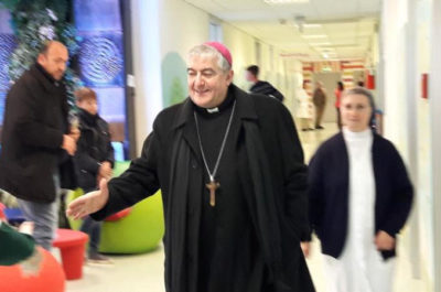 L’arcivescovo Michele Seccia in visita al “Fazzi”: l’abbraccio con i piccoli pazienti dell’Oncoematologia - Corriere Salentino