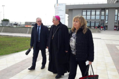 L’arcivescovo Michele Seccia in visita al “Fazzi”: l’abbraccio con i piccoli pazienti dell’Oncoematologia - Corriere Salentino