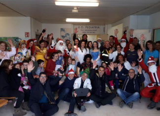 Nella Pediatria del “Fazzi” arrivano i regali per i bambini grazie a Vigili del Fuoco-Babbo Natale