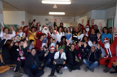 Nella Pediatria del “Fazzi” arrivano i regali per i bambini grazie a Vigili del Fuoco-Babbo Natale - Corriere Salentino