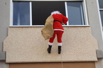 Nella Pediatria del “Fazzi” arrivano i regali per i bambini grazie a Vigili del Fuoco-Babbo Natale - Corriere Salentino