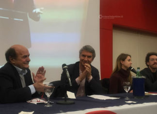 Bersani a Bari ironizza su Emiliano: “Ha le sue particolari coerenze”. Rapporti col Pd: “Dialogo dopo le elezioni, se cambia linea”