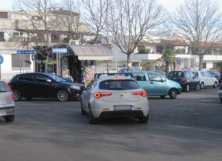 Traffico impazzito alla rotatoria del cavallo a Castromediano. Incidenti, litigi e proteste