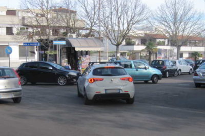 Traffico impazzito alla rotatoria del cavallo a Castromediano. Incidenti, litigi e proteste - Corriere Salentino