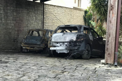 Incendio distrugge le auto di un imprenditore, torna l'incubo attentati a Leverano - Corriere Salentino