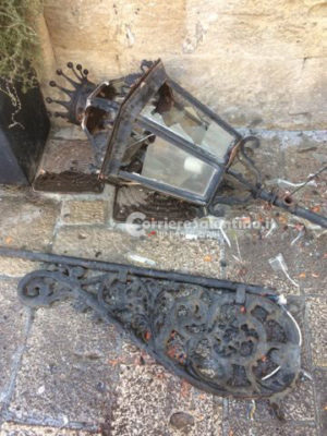 Cade la plafoniera lungo il Corso, tragedia sfiorata in città - Corriere Salentino