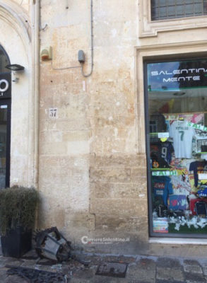 Cade la plafoniera lungo il Corso, tragedia sfiorata in città - Corriere Salentino