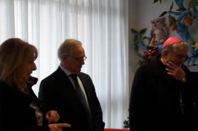 L’arcivescovo Michele Seccia in visita al “Fazzi”: l’abbraccio con i piccoli pazienti dell’Oncoematologia - Corriere Salentino