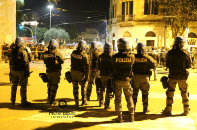 L'altra faccia del corteo No Tap: pietre, bottiglie e petardi contro la polizia. Ferito un agente - Corriere Salentino