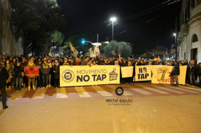 L'altra faccia del corteo No Tap: pietre, bottiglie e petardi contro la polizia. Ferito un agente - Corriere Salentino