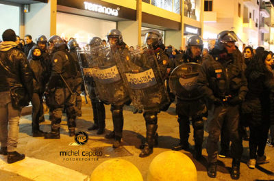 L'altra faccia del corteo No Tap: pietre, bottiglie e petardi contro la polizia. Ferito un agente - Corriere Salentino