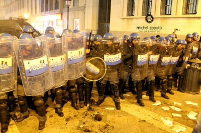L'altra faccia del corteo No Tap: pietre, bottiglie e petardi contro la polizia. Ferito un agente - Corriere Salentino