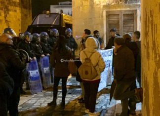 Il sindaco di Martano e alcuni No Tap contestano Teresa Bellanova. Le accuse dal Pd: “Violenze e vandalismo”
