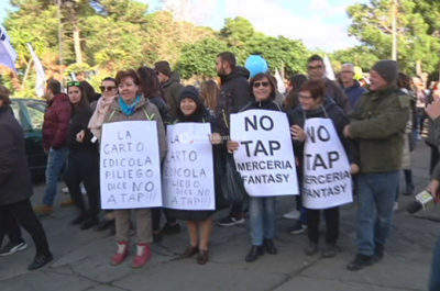 Un’intera comunità sfila per le vie di Melendugno: tutto “chiuso per dignità”. Previsto un nuovo esposto in Procura - Corriere Salentino