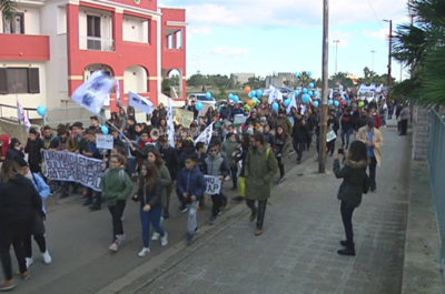 Un’intera comunità sfila per le vie di Melendugno: tutto “chiuso per dignità”. Previsto un nuovo esposto in Procura - Corriere Salentino