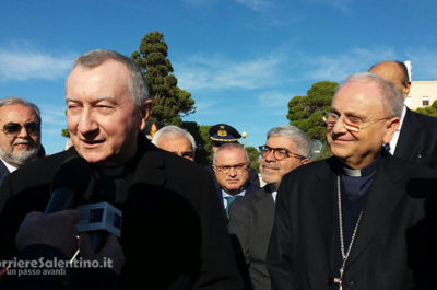 Il segretario di Stato del Vaticano Pietro Parolin prega sulla tomba di don Tonino Bello - Corriere Salentino