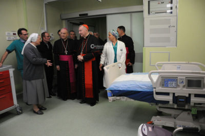 Il segretario di Stato del Vaticano Pietro Parolin prega sulla tomba di don Tonino Bello - Corriere Salentino