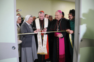 Il segretario di Stato del Vaticano Pietro Parolin prega sulla tomba di don Tonino Bello - Corriere Salentino