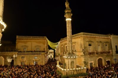 #Assaporalabellezza, Ferrero Rocher illumina piazza Villani a Presicce: sarà il set di un film - Corriere Salentino