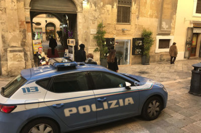 Il "ladro del corso" colpisce ancora nello stesso negozio: dopo l'incetta di "38", via con le borsette in pelle - Corriere Salentino