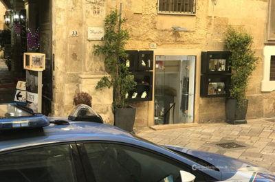 Il "ladro del corso" colpisce ancora nello stesso negozio: dopo l'incetta di "38", via con le borsette in pelle - Corriere Salentino
