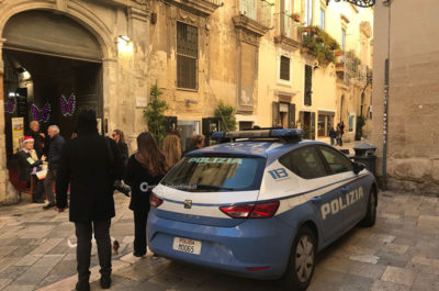 Il "ladro del corso" colpisce ancora nello stesso negozio: dopo l'incetta di "38", via con le borsette in pelle - Corriere Salentino