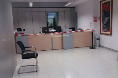 Bandito solitario rapina banca armato di taglierino: in fuga con 20mila euro - Corriere Salentino