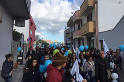 Un’intera comunità sfila per le vie di Melendugno: tutto “chiuso per dignità”. Previsto un nuovo esposto in Procura - Corriere Salentino