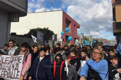 Un’intera comunità sfila per le vie di Melendugno: tutto “chiuso per dignità”. Previsto un nuovo esposto in Procura - Corriere Salentino