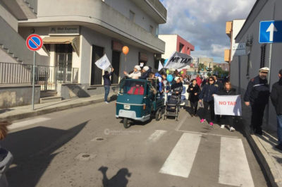 Un’intera comunità sfila per le vie di Melendugno: tutto “chiuso per dignità”. Previsto un nuovo esposto in Procura - Corriere Salentino