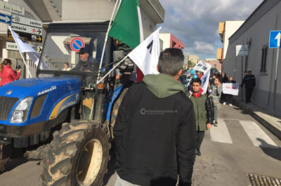 Un’intera comunità sfila per le vie di Melendugno: tutto “chiuso per dignità”. Previsto un nuovo esposto in Procura - Corriere Salentino