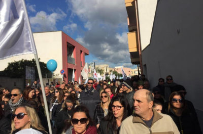 Un’intera comunità sfila per le vie di Melendugno: tutto “chiuso per dignità”. Previsto un nuovo esposto in Procura - Corriere Salentino